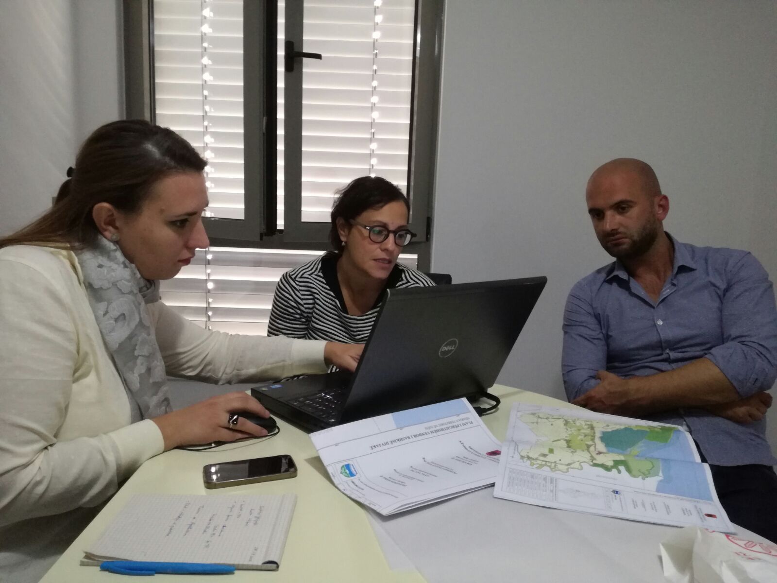 lavoro dello staff di ricerca e studio del piano di sviluppo territoriale che ha visto attivamente coinvolti il partner INTBAU Albania, il Politecnico di Milano - Dipartimento di Studi Urbani- e la controparte Comune di Divjake